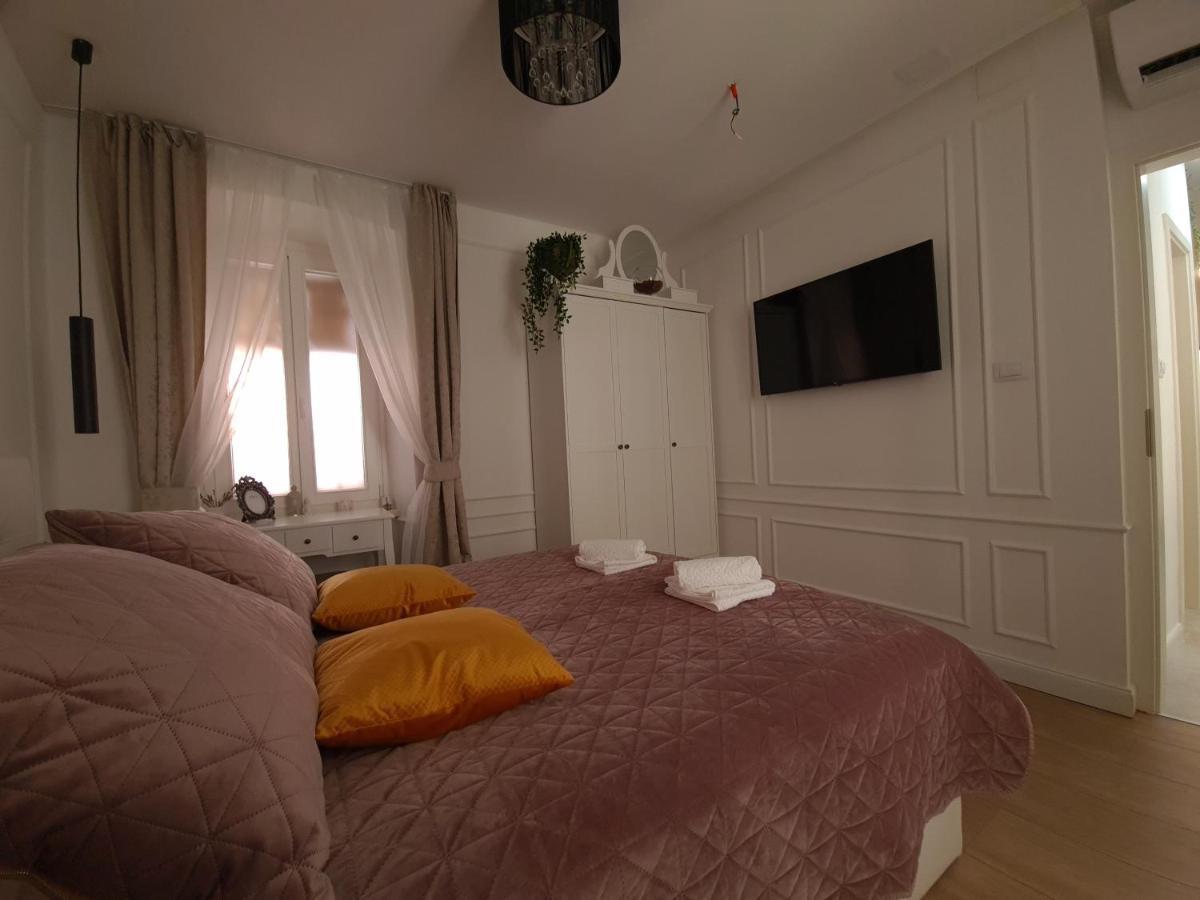 Apartment Trixi Maksimijan Pula Bagian luar foto